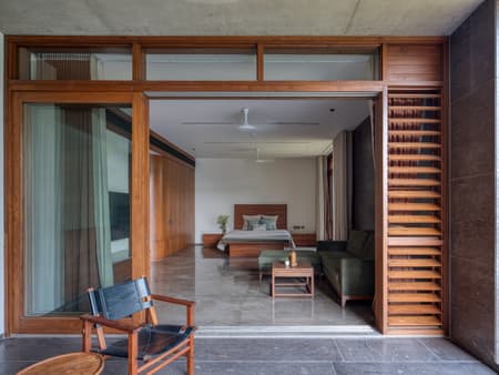 The House of Parallel Walls